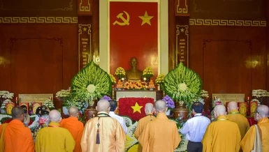 Đức Pháp chủ, chư tôn đức Phật giáo TP.HCM cùng quý vị lãnh đạo TP.HCM và huyện Hóc Môn dâng hương tưởng niệm tại đền thờ Ngã ba Giồng - Ảnh: Quảng Đạo
