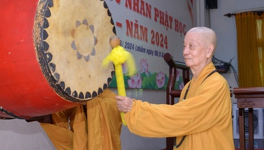 Đại lão Hòa thượng Viện trưởng khởi hồi trống khai giảng năm học mới 2024-2025 - Ảnh: Bảo Toàn/BGN