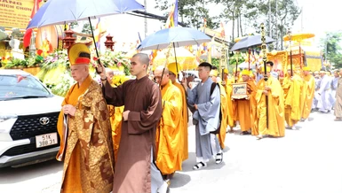 Phụng tống kim quan Hòa thượng Thích Chơn Minh nhập bảo tháp trong khuôn viên chùa Phước Lâm (P.2, TP.Sa Đéc, Đồng Tháp)