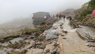 Hiện trường vụ lũ quét vùi lấp cả thôn Làng Nủ làm 15 người chết, hàng chục người mất tích ở Lào Cai - Ảnh: Báo Lào Cai