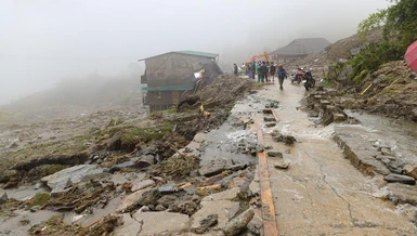 Hiện trường vụ lũ quét vùi lấp cả thôn Làng Nủ làm 15 người chết, hàng chục người mất tích ở Lào Cai - Ảnh: Báo Lào Cai