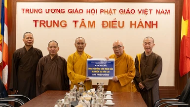 Hòa thượng Thích Thiện Tấn trao bảng ủng hộ 400 triệu đồng đến chư tôn đức đại diện Giáo hội tiếp nhận