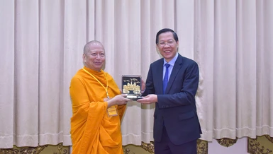 Chủ tịch UBND TP.HCM Phan Văn Mãi tặng quà lưu niệm đến Hòa thượng GS.TS Phra Brahmapundit, Chủ tịch ICDV - Ảnh: Quảng Đạo/BGN