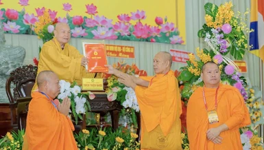 Trưởng lão Hòa thượng Thích Thiện Nhơn trao quyết định thành lập Trường Trung cấp Phật học Nam tông Khmer Kiên Giang đến Hòa thượng Danh Đổng - Ảnh: Đăng Huy