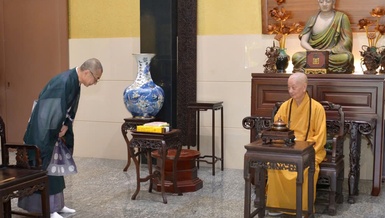 Hòa thượng Shioiri Hodo, Giáo sư danh dự, Phó Chủ tịch Thường trực Hội đồng Trường Đại học Taisho Tokyo chào Đức Pháp chủ GHPGVN - Ảnh: Bảo Toàn/BGN