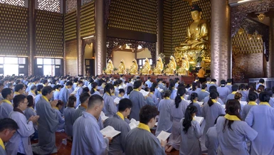 Lễ quy y Tam bảo cử hành tại chánh điện chùa Huê Nghiêm - Ảnh: BGN