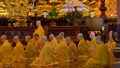 Đại lão Hòa thượng Pháp chủ GHPGVN cùng chư Tăng nghe lại giới Tỳ-kheo, Bồ-tát trong Lễ bố-tát sáng 14-9-Giáp Thìn tại Việt Nam Quốc Tự - Ảnh: Bảo Toàn/BGN