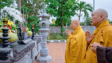 Trưởng lão Hòa thượng Thích Thiện Nhơn trước bảo tháp Đức Đệ tam Pháp chủ GHPGVN tại tổ đình Viên Minh (Hà Nội)