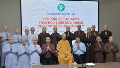 Đức Pháp chủ và chư tôn đức lưu niệm cùng các Tăng, Ni sinh được nhận học bổng Đức Nhuận - Ảnh: Bảo Toàn/BGN