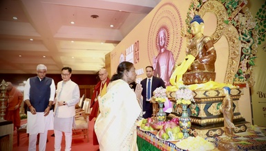 Tổng thống nước Cộng hòa Ấn Độ Droupadi Murmu tham dự và thực hiện nghi thức dâng hoa cúng Phật tại lễ khai mạc ABS - Ảnh: IBC