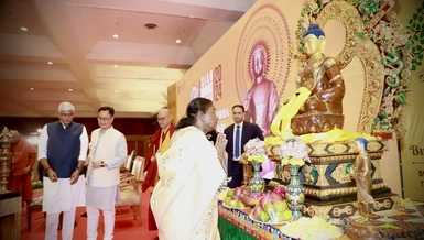 Tổng thống nước Cộng hòa Ấn Độ Droupadi Murmu tham dự và thực hiện nghi thức dâng hoa cúng Phật tại lễ khai mạc ABS - Ảnh: IBC