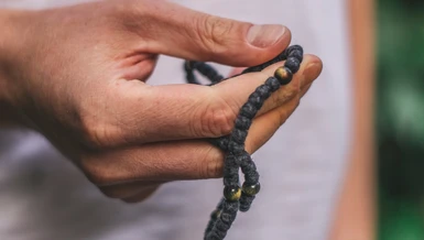 Để chuyển hóa tâm thức thành con đường, trước tiên chúng ta phải đặt nền móng là ba phương diện chính yếu của con đường: sự từ bỏ, Bồ-đề tâm và trí tuệ chứng ngộ tánh Không.