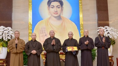 Hòa thượng Trưởng ban Trị sự GHPGVN TP.HCM trao Giấy chứng nhận cho đại diện chư tôn đức tham gia Tuần huân tu