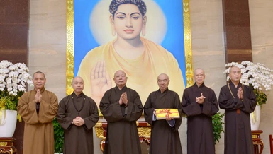 Hòa thượng Trưởng ban Trị sự GHPGVN TP.HCM trao Giấy chứng nhận cho đại diện chư tôn đức tham gia Tuần huân tu