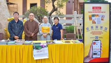 Thượng tọa Thích Tâm Hải, Tổng Biên tập Báo Giác Ngộ tại điểm tặng báo trong Hội thi giáo lý Phật tử cấp Thành phố ngày 22-12 - Ảnh: Quảng Đạo/BGN