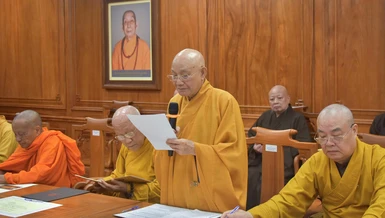 Trưởng lão Hòa thượng Thích Minh Thông đọc tờ trình về việc tấn phong giáo phẩm tại phiên họp của Ban Thường trực Hội đồng Chứng minh GHPGVN ngày 9-12-2024 - Ảnh: VP HĐCM/BGN