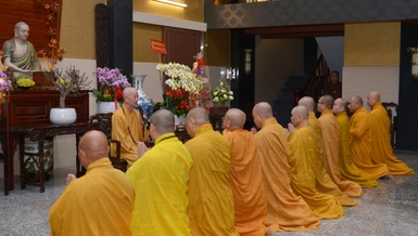 Ban Trị sự GHPGVN các tỉnh, thành phố đảnh lễ, khánh tuế Đức Pháp chủ trước thềm Xuân Ất Tỵ - Ảnh: Bảo Toàn/Báo Giác Ngộ