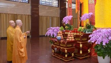 Hòa thượng Thích Lệ Trang hướng dẫn Đức Pháp chủ thị sát việc trần thiết đàn tràng Pháp hội Dược Sư cầu quốc thái dân an tại Việt Nam Quốc Tự - Ảnh: Bảo Toàn/BGN