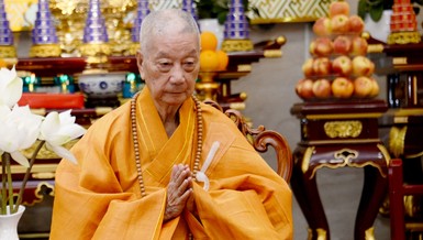 Đức Pháp chủ khai thị nhân Ban Trị sự GHPGVN TP.HCM cung thỉnh quang lâm Việt Nam Quốc Tự chứng minh đàn tràng và khánh tuế đầu năm mới, ngày mùng 6 Tết Ất Tỵ - 2025 - Ảnh: Bảo Toàn/BGN