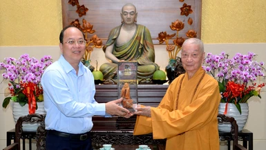 Đức Pháp chủ GHPGVN tặng quà lưu niệm đến Bí thư Tỉnh ủy Cà Mau Nguyễn Hồ Hải - Ảnh: Bảo Toàn/BGN