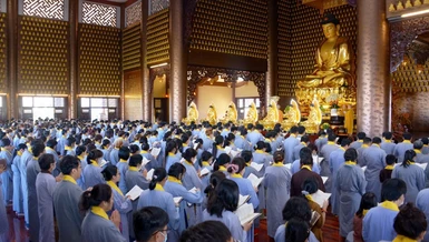 Hàng trăm Phật tử về chùa Huê Nghiêm phát nguyện quy y Tam bảo - Ảnh: Bảo Toàn/BGN