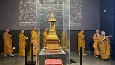 Chiêm bái xá-lợi Đức Phật tại Bảo tàng Quốc gia New Delhi, Ấn Độ - Ảnh: Quảng Điền/BGN