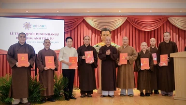 Hòa thượng Thích Huệ Thông trao quyết định nhân sự đến thành viên Ban Phim, ảnh tư liệu - Ảnh: Tâm Quý/BGN