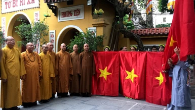 Quý Hòa thượng, Thượng tọa Văn phòng Trung ương GHPGVN phát động treo các cơ sở tự viện, gia đình Phật tử treo cờ Tổ quốc - Ảnh: VOV