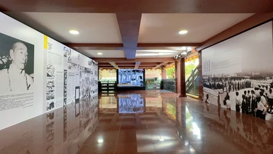 Không gian tại Việt Nam Quốc Tự với những tác phẩm, tư liệu hình ảnh, báo chí năm 1963 sẵn sàng cho việc tôn trí, chiêm bái xá-lợi Trái tim Bồ-tát Thích Quảng Đức từ 14g ngày 6-5-2025