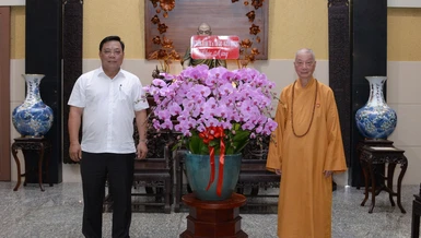 Thứ trưởng Bộ Dân tộc và Tôn giáo Nguyễn Hải Trung chúc mừng Đại lễ Phật đản - Vesak 2025 đến Đức Pháp chủ GHPGVN - Ảnh: Bảo Toàn/BGN