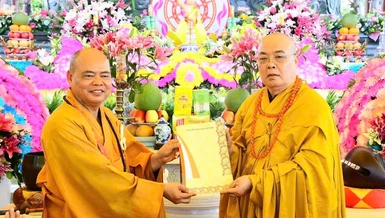 Trưởng lão Hòa thượng Thích Thanh Nhiễu, Ủy viên Thường trực Hội đồng Chứng minh, Phó Chủ tịch Thường trực Hội đồng Trị sự trao quyết định bổ nhiệm đến Thượng tọa Thích Thanh Phong
