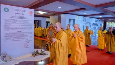 Đức Pháp chủ GHPGVN chủ trì Lễ cung thỉnh xá-lợi Trái tim Bồ-tát Thích Quảng Đức an vị tại tháp Đa Bảo - công trình kỷ niệm Pháp nạn 1963 trong khuôn viên Việt Nam Quốc Tự - Ảnh: Đăng Huy