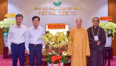 Thiếu tướng Võ Hùng Minh tặng hoa chúc mừng Đại lễ Phật đản Phật lịch 2569 đến Đức Pháp chủ GHPGVN - Ảnh: Quảng Đạo/BGN
