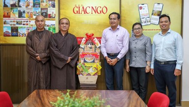 Lãnh đạo Ủy ban MTTQVN TP.HCM chúc mừng Đại lễ Phật đản đến Báo Giác Ngộ - Ảnh: Nguyên Tài/BGN