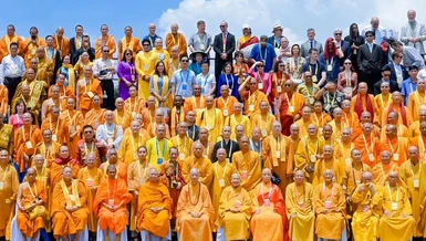 Chư tôn đức lãnh đạo GHPGVN với các đại biểu quốc tế tham dự Đại lễ Vesak Liên Hiệp Quốc 2025 tổ chức tại TP.HCM - Ảnh: BTC