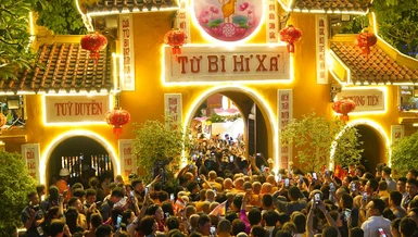 Dòng người đổ về chùa Quán Sứ chiêm bái xá-lợi Đức Phật xuyên đêm