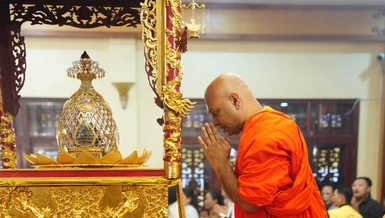 Chiêm bái xá-lợi Phật