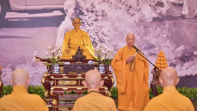 Đức Pháp chủ GHPGVN đạo từ đến toàn thể Tăng Ni, Phật tử trong Lễ tưởng niệm 62 năm ngày Bồ-tát Thích Quảng Đức vị pháp thiêu thân, tổ chức sáng 20-4 ÂL tại Việt Nam Quốc Tự - Ảnh: Quảng Đạo/BGN