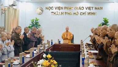 Đại lão Hòa thượng Viện trưởng chủ trì phiên họp mở đầu tuần huân tu tại Học viện sáng nay, 12-6 - Ảnh: Quảng Hậu/BGN