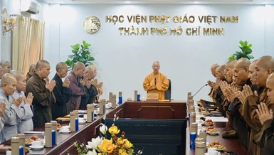 Đại lão Hòa thượng Viện trưởng chủ trì phiên họp mở đầu tuần huân tu tại Học viện sáng nay, 12-6 - Ảnh: Quảng Hậu/BGN