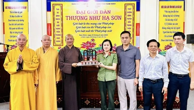 Hòa thượng Thích Quảng Hà thay mặt Ban Trị sự GHPGVN tỉnh bàn giao lại con dấu của 9 Ban Trị sự Phật giáo các huyện và thành phố trực thuộc cho Công an tỉnh Nam Định