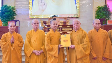 Hòa thượng Thích Lệ Trang trao quà lưu niệm và quyết định dừng hoạt động đến Ban Trị sự quận huyện - Ảnh: Quảng Đạo/BGN