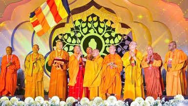 Chư vị giáo phẩm lãnh đạo GHPGVN trao quyền đăng cai Đại lễ Vesak Liên Hiệp Quốc 2026 cho lãnh đạo Hiệp hội Phật giáo Trung Quốc trước sự chứng kiến của lãnh đạo các tổ chức Phật giáo quốc tế - Ảnh: Quảng Đạo/Báo Giác Ngộ