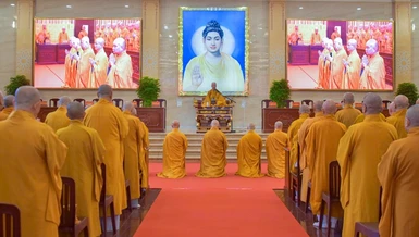 Hòa thượng Thích Lệ Trang và chư tôn đức thỉnh cầu Đức Pháp chủ GHPGVN giáo giới cho Tăng Ni - Ảnh: Quảng Đạo/BGN