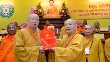 Hòa thượng Thích Lệ Trang nhận quyết định đảm nhiệm Trưởng ban Trị sự GHPGVN TP.HCM sau sáp nhập, hợp nhất với tỉnh Bình Dương và Bà Rịa - Vũng Tàu - Ảnh: Bảo Toàn/BGN