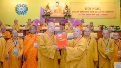 Trưởng lão Hòa thượng Thích Thiện Nhơn trao quyết định nhân sự Ban Trị sự GHPGVN TP.HCM mới đến Hòa thượng Thích Lệ Trang và các chức danh chủ chốt - Ảnh: Bảo Toàn/BGN
