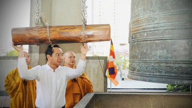 Chủ tịch UBND TP.HCM Nguyễn Văn Được thỉnh chuông hòa bình tại chùa Vĩnh Nghiêm trong nghi lễ cầu quốc thái dân an sáng 1-7-2025 - Ảnh: Như Danh/BGN