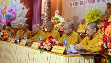 Chư vị giáo phẩm chứng minh, chủ tọa Hội nghị công bố nhân sự lãnh đạo chủ chốt Ban Trị sự GHPGVN 8 tỉnh, thành phố khu vực phía Bắc sau sáp nhập, hợp nhất - Ảnh: Cẩm Vân