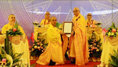 Hòa thượng Thích Thiện Tấn trao quyết định bổ nhiệm trụ trì chùa Hải Lộc đến Đại đức Thích Nguyên Đại 