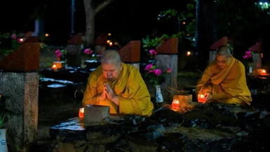 Chư Tăng thăm viếng, cầu nguyện tại Nghĩa trang Liệt sĩ Hàng Dương ở Côn Đảo - Ảnh: Quảng Đạo/BGN